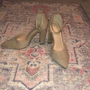 Tan heels 6.5. So classy and sexy. Never worn